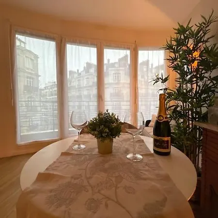 Tour Eiffel Apartment *